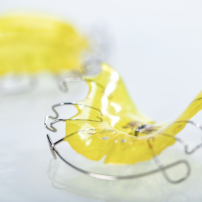 Aktive Platten für Ober- und Unterkiefer zum Ausformen und Halten in Sonnengelb